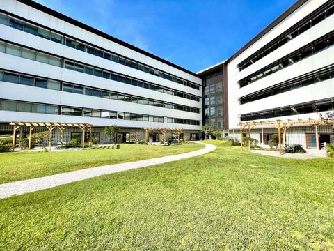 Commercial establishment with 68m2 located on the premises of the NeoPark Building in Carnaxide, municipality of Oeiras, where you can enjoy a large source of income. NeoParque Building is a project that houses several companies where they carry out ...