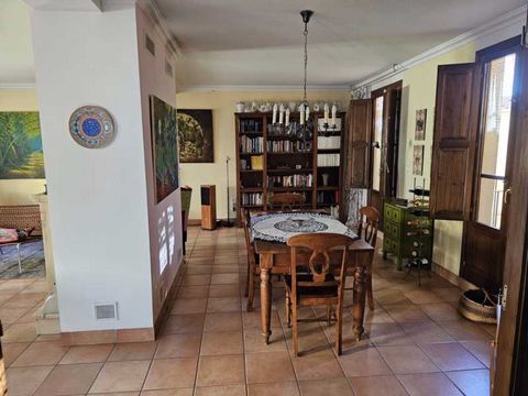 Spacious town house located in the central main street of Adsubia, with magnificent interior patio and various terraces with open views of the valley, next to all services and amenities. The house is divided into groundfloor of 82m2 with hall, living...