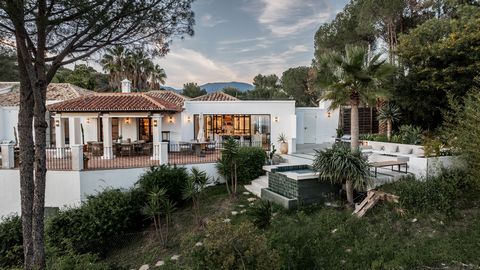 This magnificent 4 bedroom, 4 bathroom villa is located in the popular gated community of El Madroñal. Located at entrance number 1, making the villa easily accesible, close to amenities, restaurants and San Pedro de Alcántara. This newly renovated...