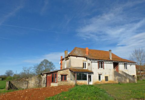 Dans un hameau proche de Caylus cette maison ancienne et en pierres offre de beaux volumes dans un cadre agréable. Un escalier permet l'accès au premier étage qui propose 3 chambres lumineuses, donnant sur la campagne. En rez de jardin, une petite vé...