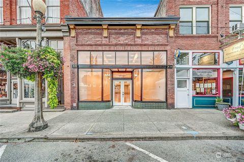 Rare lease availability in the historic Snohomish Drug Co. building on 1st Street. This space has retained many of its historic elements while it has been thoughtfully restored & updated throughout offering a perfect blend of charm & functionality su...