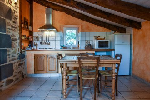 This charming holiday home is located Saint-Beauzire. Ideal for families or groups, it can accommodate 3 guests and has 1 bedroom. This has furnished garden and terrace for you to unwind after an exhausting day. The home is 100 m from the forest for ...