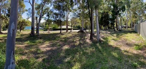 This 597 m2 corner block is situated at the northern end of Macleay Island with water access at the eastern end of Baracoota Street. The land has been selectively cleared and still has a few trees that may require removal prior to building. The Bowls...