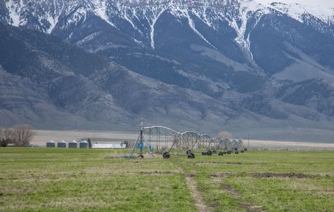 This expansive farm spans over 478 acres and offers vast opportunities for agricultural pursuits. The farm includes seven pivots, a wheel line, pipelines, booster pumps and a pond allowing for distribution of water throughout the farm efficiently. Th...