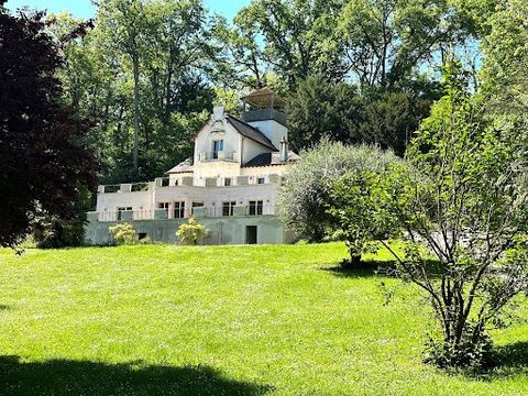 SOUTH OF TOURS PROPERTY on PARK 1 hectare 8 STREET GARAGES PARKINGS TERRACES & WATER POINTS This property is located at the foot of TOURS center in 4 minutes, in an idyllic environment, where the residence overlooks the park planted with multiple spe...