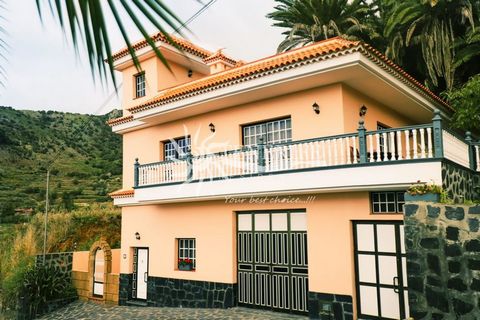 In a beautiful rural setting in the northwest of Tenerife at 500 meters above sea level is located this property composed of two independent houses built in 2004 on a plot of 650 m2 at the foot of the road and with beautiful views of the mountains an...