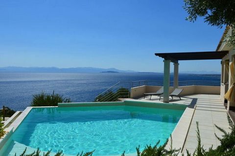 Impresionante casa de vacaciones en una ubicación espectacular con piscina privada de agua salada y vistas al mar de 280 grados.