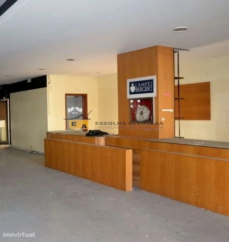 Shop with 896 m2. At basement level, with large storefront, open space and sanitary facilities. Located in Lordelo do Ouro area, in front of the Ipanema Park Hotel.