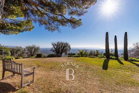 Overlooking and enjoying absolute tranquility, just a few minutes from the historic center of Vence, this property offers breathtaking views of the entire coastline! Magnificent fully renovated villa of approximately 280 sqm, featuring a main living ...