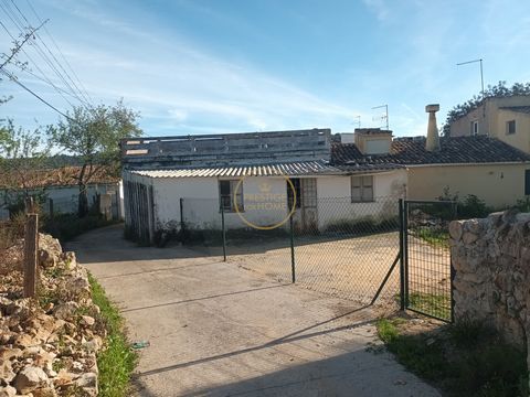 Le bâtiment du rez-de-chaussée destiné à l’habitation, avec 3 chambres et patio, dispose d’un accès privilégié aux réseaux d’eau, d’égouts, d’électricité, de téléphone, de télévision par câble et d’incendie. Cette propriété est située sur un terrain ...