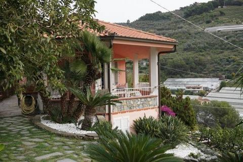 Sale Two-family villa with land and sea view 4 km from the center Ground floor kitchen, bedroom, living room, bathroom and terrace First floor, large living room with kitchenette, 3 bedrooms, office and 2 bathrooms. Covered terrace of over 40 square ...
