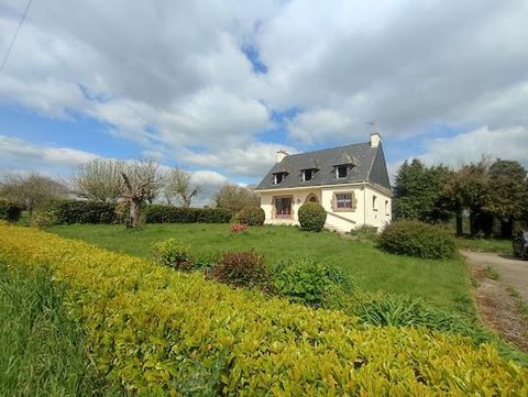 Située à 5 minutes du bourg de Rohan, de ses commerces, écoles, collèges et autres services, cette jolie maison traditionnelle bretonne sur sous-sol sur une parcelle de plus de 12000m² vous accueille dans un cadre verdoyant et calme. La maison se com...