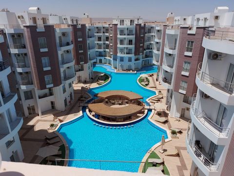 Woning overzicht: volledig gemeubileerd appartement met 1 slaapkamer, perfect gelegen in een prestigieus complex in Hurghada Ruime receptie met balkon aan het zwembad: Ontspan met uitzicht op het glinsterende zwembad vanuit uw privé-toevluchtsoord. G...