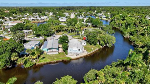 Dieses Anwesen befindet sich direkt an einer Gabelung des St. Lucie River mit Meerzugang. Das tortenförmige Sackgassengrundstück hat eine ca. 100 Fuß lange Fassade mit Betonmauer am Fluss. Viel Platz im Freien zum Angeln, Unterhalten, Bootstauraum od...