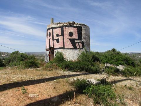 Mixed land with 13160 m2, where there is a windmill with an area of 38.5 m2. It is located at the junction of the A22 and the A2, that is, at the beginning of the highway that starts in the Algarve.