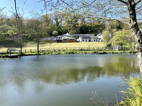Entdecken Sie eine wirklich außergewöhnliche Gelegenheit im Herzen der Landschaft von North Devon - eine hervorragende Ferienhausanlage in idyllischer ländlicher Lage. Eingebettet in 4,5 Hektar herrliche Gärten und Grundstücke verfügt dieses Anwesen ...
