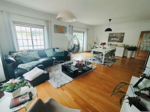 Apartamento com 3 quartos ,varanda e garagem, localizado numa Zona Tranquila da Malveira. Este imóvel redefine o conceito de conforto e elegância. Características Principais: