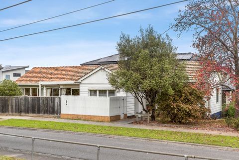 Situated on a sought after 514sqm (approx.) corner block, this superbly maintained original war service home has been owned and loved by the same family since its construction in the 1950's. The timeless floorplan of generously proportioned rooms inc...