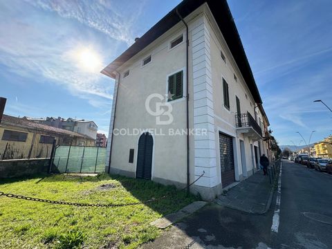In a privileged position, a short distance from the center of Lucca and well served by public transport, there is an interesting real estate complex with excellent visibility, easily accessible both by car and public transport. Just 800 meters from P...