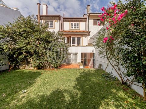 4-bedroom villa with 255 sqm of gross private area, a garage for two cars, and a west-facing garden, next to Parque da Cidade, Porto. It comprises a living room, a kitchen with a dining area, and a guest bathroom. In the intimate area, there are thre...