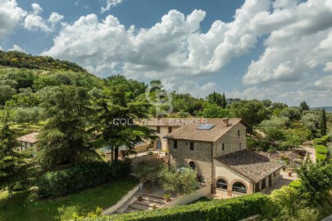 DESCRIZIONE PROPRIETÀ Situata tra i Castelli di Montemelino e Montesperello, a soli dieci minuti dal Lago Trasimeno e a venti minuti da Perugia e dal suo Aeroporto, proponiamo in vendita questo tipico casale umbro di circa 400 mq su tre livelli princ...