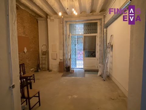 Fincas Eva presents: Local for sale in the center of Barcelona. Excellent location in the Gothic Quarter. Accessed from the street, it has 209m2, distributed in 190m2 on the ground floor, plus 19m2 of basement that could be used as a warehouse. Needs...