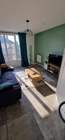 Come visit this wonderful T4 on the top floor, renovated, fully furnished, 10 minutes walk from Plaisir station with Netflix, fiber internet. The apartment is ideal for professionals or families, it is very bright, completely renovated with taste and...