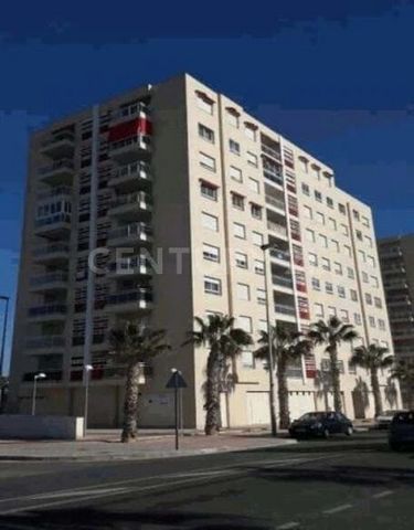Excellent opportunity to acquire this apartment with an area of 80m². It is a magnificent apartment located on the second floor of a building of 10 floors with elevator, in the town of Campello, Alicante. The property is distributed in living-dining ...