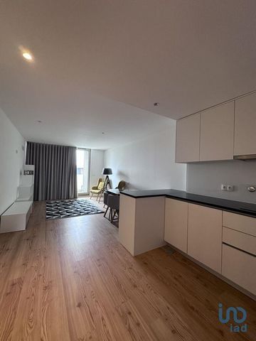 Este apartamento T1 mobilado e moderno é uma excelente opção para estudantes ou profissionais que procuram conforto e conveniência. Com uma sala de estar e cozinha em open space, cozinha totalmente equipada e duas varandas, proporciona um ambiente es...