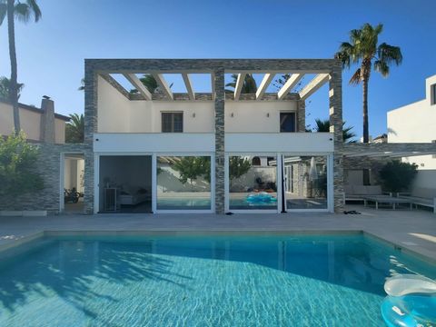 This spectacular villa is located in the prestigious area of La Zenia, Orihuela Costa. With a surface area of 240 square metres distributed over a plot of 600 square metres, this property offers a spacious and luxurious living space. The villa has 4 ...