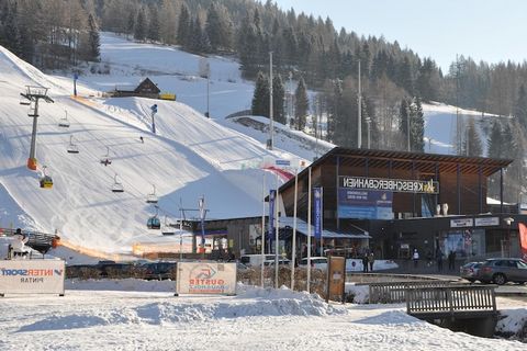 Witamy w Kreischberg Chalets, gdzie komfort spotyka się z wygodą w tym ekskluzywnym apartamencie o powierzchni 56 m² z sauną, idealnym dla rodzin lub grup do czterech osób. Przemyślanie zaprojektowana przestrzeń obejmuje przytulną sypialnię z łóżkiem...