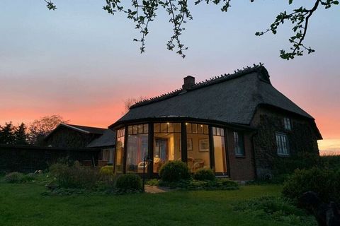 L'ancienne charronnerie de 1860 était une petite ferme au toit de chaume typique d'Angeln. L'ensemble composé d'une ferme et d'une écurie aménagée est une propriété familiale depuis 1976. Il dispose d'un espace généreux de 124 mètres carrés et de 5 p...