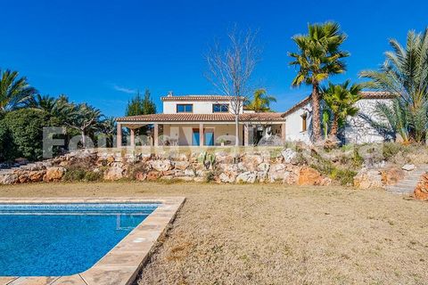 Deze vrijstaande villa in Ontinyent heeft een perceel van 2.960 m2 en een bebouwde oppervlakte van 793 m2. Het huis is op de begane grond en is verdeeld in twee gebieden. Het daggedeelte heeft een grote hal met inbouwkasten. Een woonkamer met een ope...