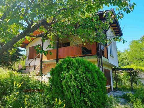 Sofía En / ... / presentamos a su atención: Maravillosa casa bien cuidada con dos baños, en 3 plantas en el pueblo de Topolnitsa, a 55 km. desde Sofía (por la autopista Struma) y a 8 km de Dupnitsa. En la primera planta hay una amplia sala con barra ...