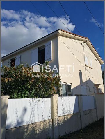 The SAFTI real estate network offers you this house located in La Grière, just 700m from the beaches, composed on the ground floor of a living room with veranda, a kitchen with small veranda, a large bedroom of about 14m2, an open space with closet, ...