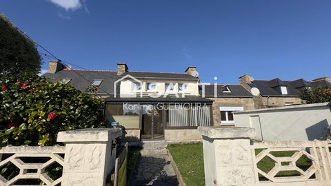 Nestled just steps from the enchanting shores, this Breton house with a slate roof presents itself as a true haven of peace. Attached on one side, it offers bright and refined spaces, conducive to a serene lifestyle. The property features three bedro...