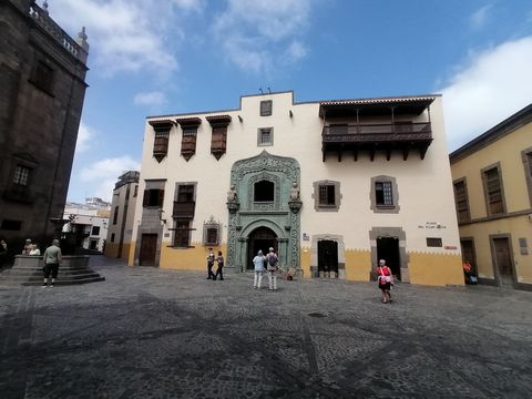 Two identical properties for sale. It is possible to buy them separately or as a package. This stylish, fully and recently refurbished, modern apartment is located in the heart of the colonial quarter of Las Palmas, Gran Canaria, and would suit anyon...