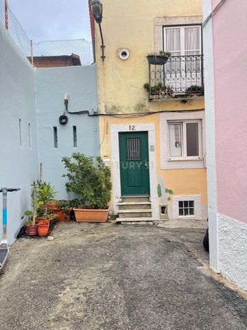 Inserido num prédio de dois andares, com duas frentes e com vista rio a tardoz. O apartamento tem janelas com vidro duplo, e caixilharia branca oscilo batente . Tetos falsos com iluminação LED integrada em toda a casa. Cozinha em conceito aberto, tot...