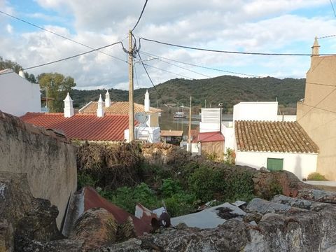 Casa térrea em ruínas junto ao Rio Guadiana. Está inserida num terreno com 482,00 m2 de área bruta e tem 110 m2 de área de implantação. Contígua a esta, existe uma outra casa, também em ruínas para recuperação, do mesmo proprietário, que também pode ...