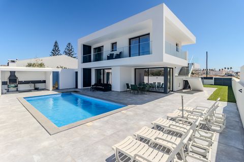 Esta bonita moradia com 2+1 quartos tem vistas encantadoras para o campo e está situada em Vila do Bispo. No interior, as divisões luminosas e bem distribuídas oferecem todos os confortos necessários para uma vida contemporânea. A ampla sala de estar...