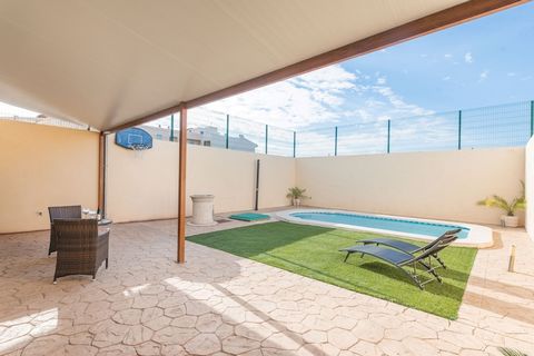 La vivienda consiste en dos apartamentos, pero solo se alquila la planta baja, ya que la primera planta está inhabitada y cerrada. En la piscina de cloro, de 6m x 3m y con una profundidad entre 1.4m x 1.6m está a única disposición de nuestros huésped...