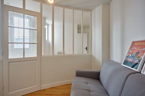 Discover our superb flat in the heart of the XVIth Arrondissement, one of the most secure areas of Paris, just a few minutes from the Champs Elysées. Completely renovated, air-conditioned, tastefully decorated by professionals, elegant and fully equi...