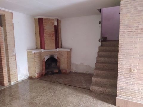 Descubra esta espaçosa casa unifamiliar em Carcaixent, com 167 m² de área, ideal para quem procura um projeto de renovação. Com um preço acessível de 70.000, esta propriedade oferece um grande potencial para se transformar na casa dos seus sonhos, si...