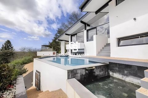 Discover the splendid Villa Renaudin, designed by renowned architects Yves Salier and Adrien Courtois, offering breathtaking views of the Pyrenees mountain range, La Rhune, and the Nive. Nestled on a 925 m² plot, this modern villa of 280 m² is arrang...