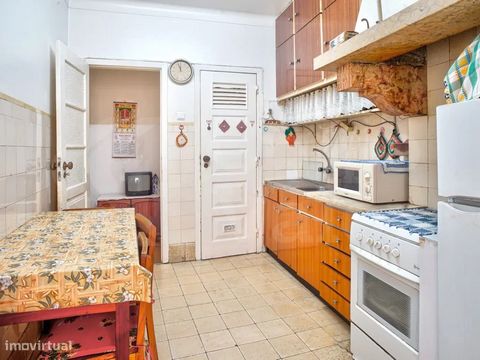 Apartamento T2 em Santa Apolónia - Lisboa Localizado numa zona histórica de Lisboa. Junto à estação de comboios de Santa Apolónia, perto de todo o comércio e serviços. Imóvel composto por: -Hall; -Sala; -Cozinha com despensa e acesso direto há marqui...
