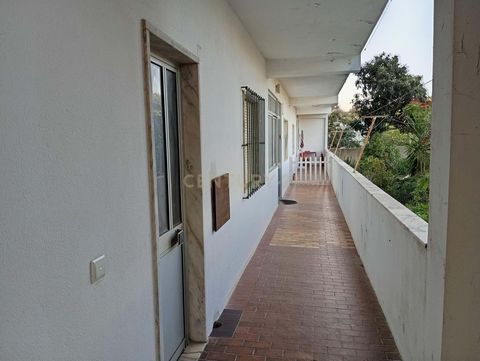 Esta é uma excelente oportunidade de negócio em Palmela: uma drogaria com 73 m², bem localizada, oferecendo uma ampla gama de produtos para construção, bricolagem e manutenção. Em funcionamento há mais de 30 anos, é seguramente um negocio seguro, ren...