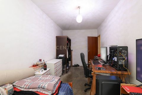 Descubra esta encantador apartamento T4 em Baixa da Banheira, Setúbal, por apenas 165.000. Com uma área generosa de 107m², esta casa usada oferece um espaço ideal para famílias que procuram conforto e qualidade de vida. O apartamento dispõe de 4 quar...