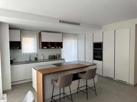 Nos complace ofrecer este luminoso y espacioso apartamento con tres dormitorios y tres baños, diseñado con interiores modernos y elegantes. El diseño abierto, los acabados elegantes y la abundante luz natural crean un ambiente cálido y acogedor en to...