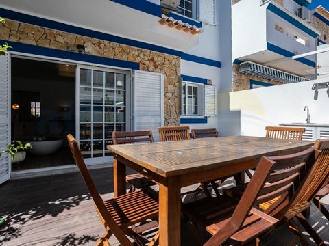 Deslumbrante Moradia T3+2 com Piscina Privada em Manta Rota, Algarve Imóvel inserido numa urbanização em desenvolvimento perto do centro da Manta Rota, relativamente privado e sossegado, no entanto perto de todas as comodidades e a cerca de 750m até ...