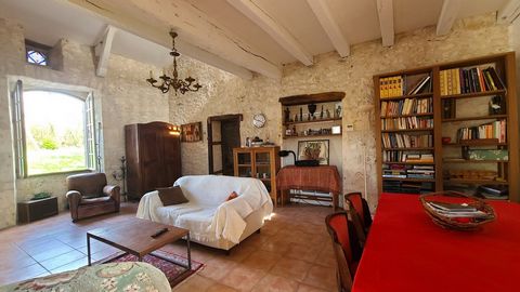 Roquecor - Ancien Prieuré du 15? Siècle avec Gîtes, Terrain Arboré et cave voutée.